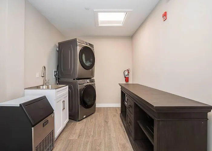 Private Room, Kitchen & Bath 1
