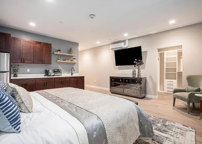 Private Room, Kitchen & Bath 1